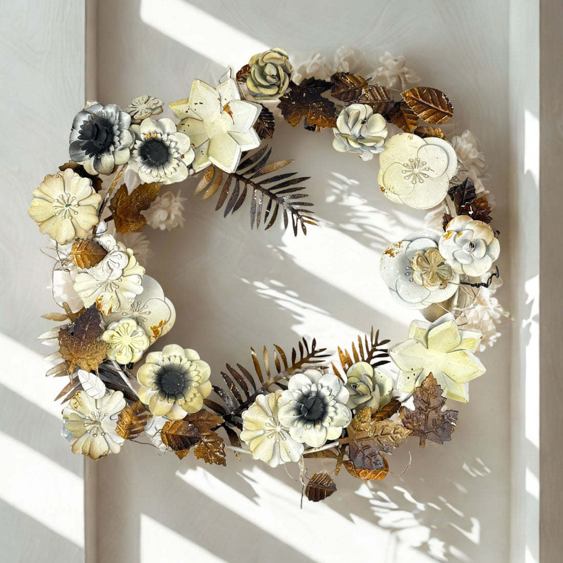 RUSTIC WHITE WREATH WITH GREEN LEAVES